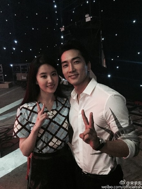 공개 열애 중인 중화권 스타 유역비(왼쪽)와 배우 송승헌. 두 사람의 결혼설에 소속사 측이 부인했다./송승헌 웨이보