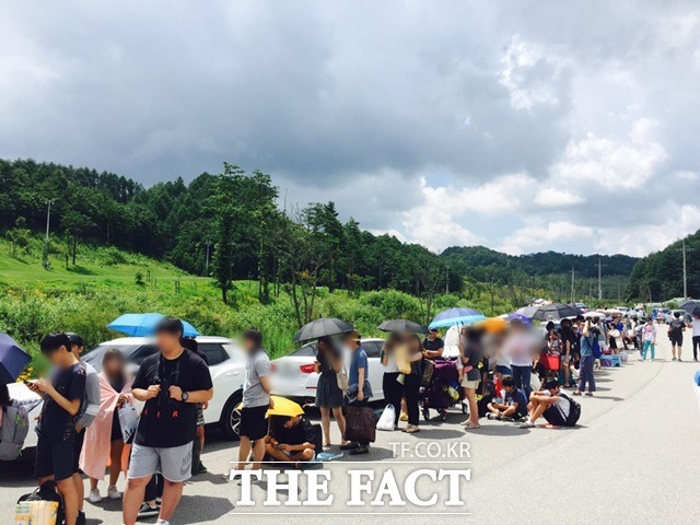 무도 가요제를 보기 위해 기다리는 사람들. 8년 동안 달라진 무도 가요제의 위상을 실감케 한다. /독자 제공