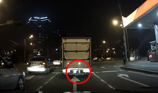 얌체 번호판을 가린 차량의 모습이 담긴 블랙박스 영상이 눈길을 끌고 있다. /유튜브 영상 갈무리