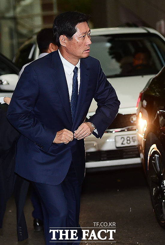 올해도 어머니의 기일이 돌아왔습니다 정몽윤 현대해상 회장이 16일 서울 용산구 정몽구 현대차그룹 회장 자택에서 치러진 고 정주영 현대그룹 명예회장 아내 고 변중석 여사 8주기 제사에 참석하고 있다. /한남동=배정한 기자