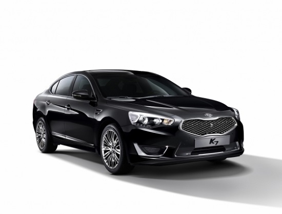 17일 2016 K7 출시 기아차는 17일 HID헤드램프와 LED 포그램프를 기본사양으로 적용해 외관에 고급스러움을 더한 2016 K7을 출시한다./기아차 제공