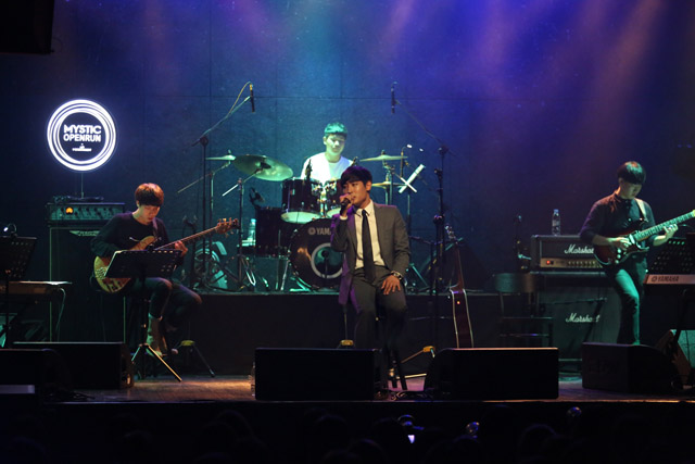 정말 행복해요…이게 다 윤동신 형 덕분 가수 박재정이 윤종신 덕분에 최근 행복한 감정을 느끼게 됐다고 밝혔다.  /미스틱엔터테인먼트 제공