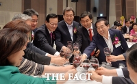 [TF포토] '한국기자협회를 위하여 건배'