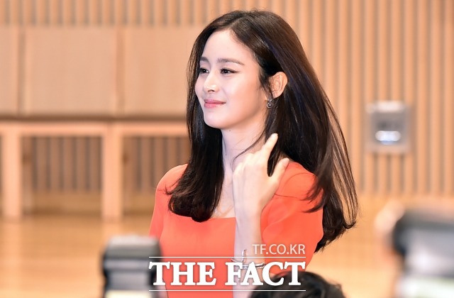 수목드라마 용팔이에서 재벌 상속녀를 연기중인 배우 김태희가 이 드라마 방영전 제작발표회에 참석해 포즈를 취하고 있다. /이새롬 기자
