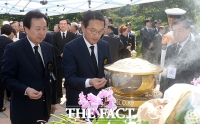 [TF포토] 김대중 전 대통령 묘역 참배하는 현기환 청와대 정무수석