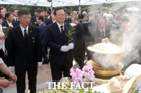 [TF포토] 고 김대중 전 대통령 묘역 참배하는 정의화 국회의장