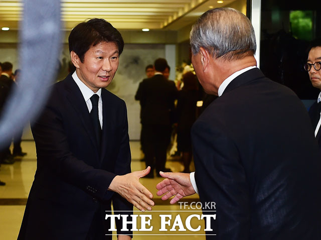 정몽규 현대산업개발 회장이 18일 오후 서울 연건동 서울대병원 장례식장에 마련된 고 이맹희 CJ그룹 명예회장 빈소를 나서고 있다. / 배정한 기자