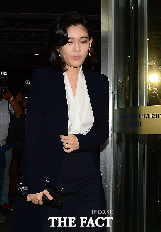 이부진·이서현 큰아버지 빈소 재방문…삼성-CJ 화해 분위기 무르익나  이건희 삼성전자 회장의 장녀 이부진 호텔신라 사장과 차녀 이서현 제일모직 사장이 큰아버지인 고(故) 이맹희 CJ그룹 명예회장의 빈소를 다시 찾으면서 삼성과 CJ그룹이 사실상 화해의 손을 맞잡았다는 관측이 나오고 있다. / 서울대학교병원 = 이새롬 기자