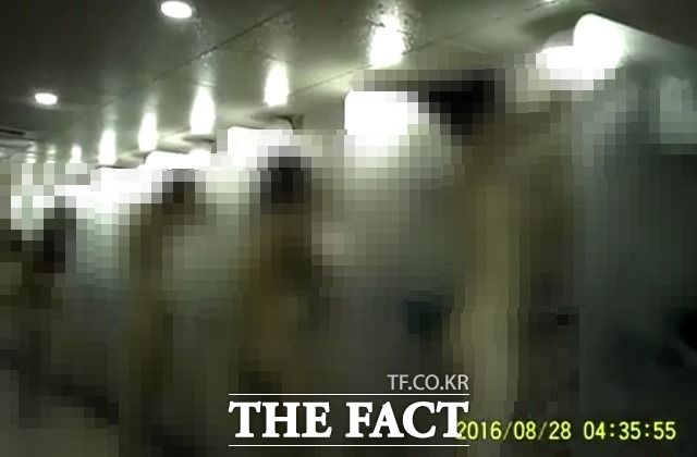 적나라한 여성의 알몸 노출 충격 용인 동부경찰서는 20일 논란이 되고 있는 워터파크 몰카 동영상이 모두 2개인 것으로 파악했다고 밝혔다./해당 영상 화면 갈무리