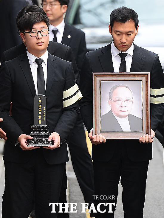 삼성그룹 이병철 창업주의 장남 고 이맹희 CJ명예회장의 영정이 20일 오전 서울 종로구 CJ인재원에서 영결식을 마친 뒤 장지로 이동하고 있다.