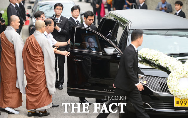 삼성그룹 이병철 창업주의 장남 고 이맹희 CJ명예회장의 영정이 20일 오전 서울 종로구 CJ인재원에서 영결식을 마친 뒤 장지로 이동하고 있다.