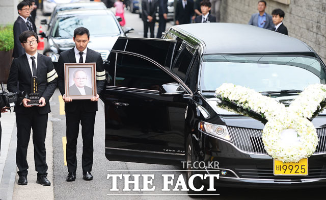 삼성그룹 이병철 창업주의 장남 고 이맹희 CJ명예회장의 영정이 20일 오전 서울 종로구 CJ인재원에서 영결식을 마친 뒤 장지로 이동하고 있다.