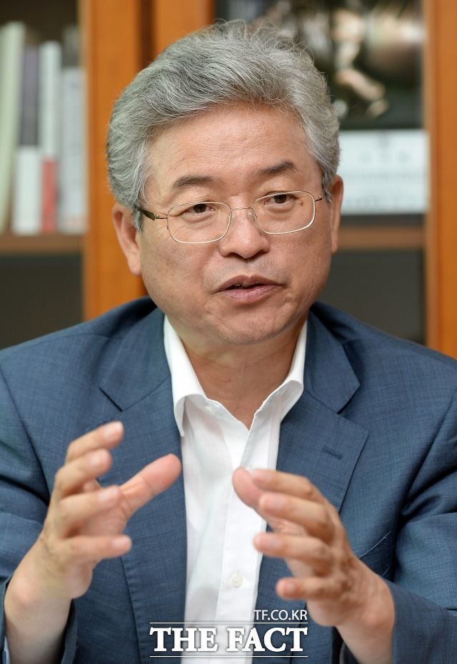 이 의원은 “해킹 의혹과 관련해 국정원장도 다 이야기하고 싶을 것이다. 그런데 그렇게 할 수가 없다. 국정원이 설명해도 야당에선 로그 파일을 내놓으라 한다. 로그 파일 내놓으면 국정원 문 닫아야 하고, 외국 정보기관과의 협조도 더는 불가능해질 것”이라고 강조했다. /국회=임영무 기자