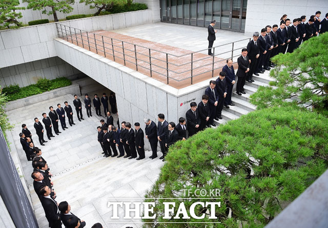 삼성그룹 이병철 창업주의 장남 고 이맹희 CJ명예회장의 영결식이 진행된 20일 오전 서울 종로구 CJ인재원에서 관계자들이 고 이맹희 회장의 마지막 길을 배웅하고 있다.