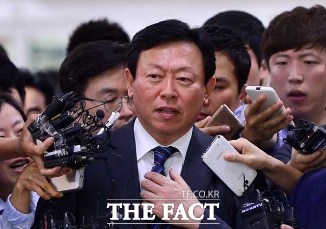 일본 롯데홀딩스 임시 주주총회를 통해 양국 롯데그룹의 원 리더를 확정지은 신동빈 회장이 20일 귀국했다. /남윤호 기자