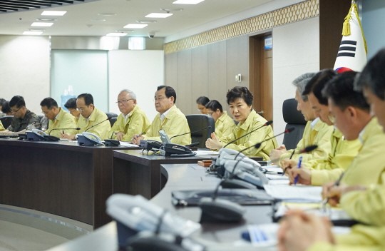 제3 야전군 사령부 현장 순시 박근혜 대통령은 21일 오후 경기도 용인의 제3 야전군 사령부를 방문해 우리 군의 대비태세를 점검하고 북한의 도발에 대응하는 군을 격려했다./청와대 제공