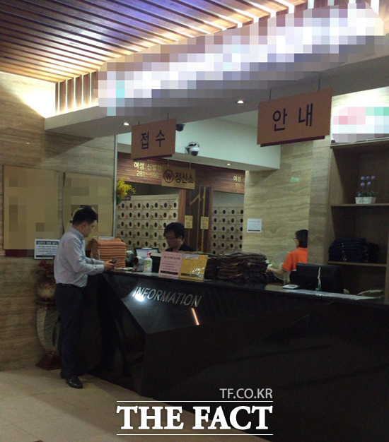 휴대전화, 솔직히 신경쓰여 목욕탕에서 만난 시민들은 탈의실 내 휴대전화 사용에 관해 복잡한 심정을 드러냈다. /강서구=박수민 인턴기자