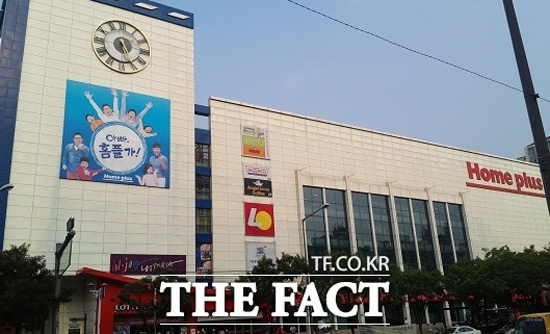 홈플러스 본입찰인 24일 진행된다. 업계 일각에선 적격 후보로 뽑인 컨소시엄 3곳의 입찰전이 진행될 것이란 전망이다. 예비 후보에서 탈락한 오리온이 여전히 인수전에 강한 의지를 드러내고 있어 이번 본입찰에 참여할지 관심이 모아지고 있다. /더팩트DB
