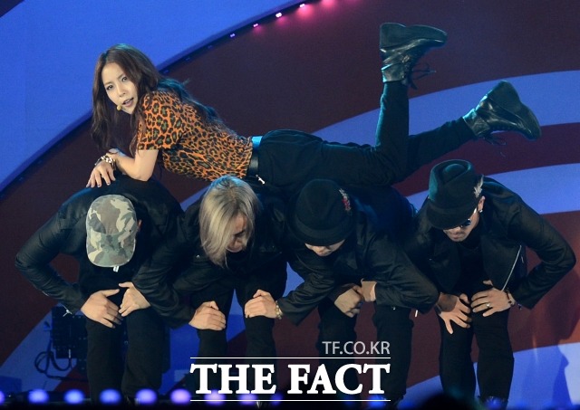 2012 인천 K팝 콘서트에서 온리 원을 부르는 보아. 온리 원은 보아가 작곡한 첫 번째 정규 앨범 타이틀곡이다. /더팩트 DB