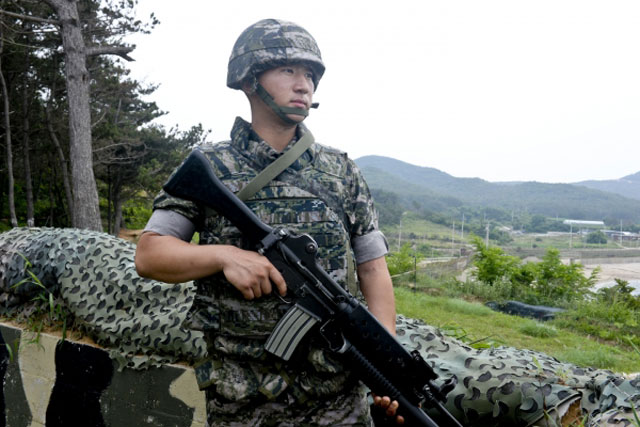 결의 북한의 군사도발 위협 수위가 높아지고 있는 가운데, 전역을 미루는 장병들이 늘고 있다. 사진은 전역을 연기한 해병대 장우민(23) 병장. /해병대사령부 제공
