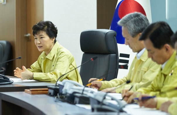사과와 재발방지가 가장 중요 박근혜 대통령은 24일 오전 청와대에서 수석비서관회의를 주재하고 북한의 도발 행위에 대한 사과와 재발방지가 가장 중요한 사안이며, 북한의 그 어떤 도발도 강력히 응징할 것이라고 밝혔다. / 사진=청와대 제공