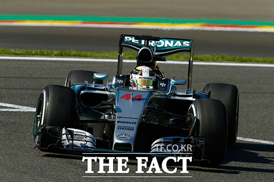 메르세데스 AMG는 메르세데스 벤츠의 스포츠카 등 고성능 차량 개발을 담당한다. AMG의 고성능 엔진은 메르세데스 벤츠가 각종 모터스포츠에서 우승하는 데 기반이 됐다.