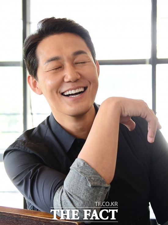 오피스의 주연배우 박성웅. 배우 박성웅이 8월 둘째 주 서울 종로구 삼청동 카페에서 <더팩트>와 인터뷰하며 미소짓고 있다. /이새롬 기자