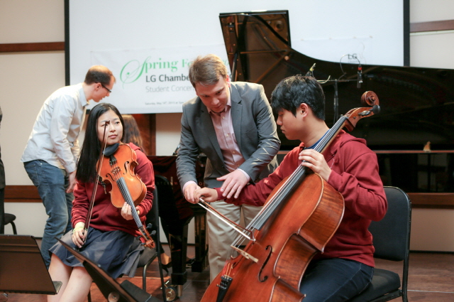 지난 5월 뉴욕에서 열린 LG 사랑의 음악학교 특별레슨에서 링컨센터 체임버 뮤직 소사이어티의 드미트리 아타파인(첼로)이 학생들을 지도하고 있다.