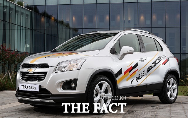 25일 쉐보레가 자사 소형 스포츠유틸리티차량(SUV) 트랙스에 프리미엄 프리미엄 1.6ℓ 고성능 친환경 디젤 엔진과 3세대 6단 자동변속기를 장착한 트랙스 디젤 모델을 출시했다. / 한국지엠 제공