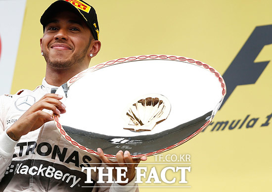 2015 F1 벨기에 그랑프리에서 우승을 차지한 루이스 해밀턴(Lewis Hamilton). 팬들의 환호에 매력적인 미소로 화답했다.