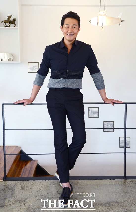 착한 웃음으로 스마일 영화 살인의뢰로 만났던 박성웅은 반년 만에 다시봐도 따뜻한 미소로 취재진을 맞이했다. /이새롬 기자