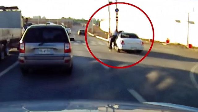 위험한 질주 경찰을 매단 채 도로 위를 질주하는 차량의 모습이 담긴 블랙박스 영상이 눈길을 끌고 있다. /유튜브 영상 갈무리