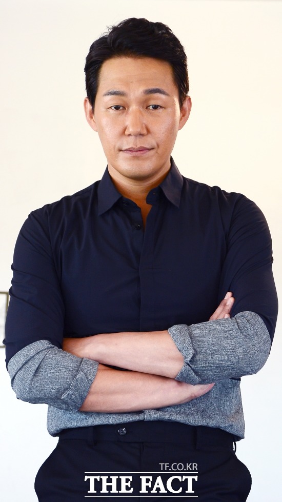 다부진 체격의 박성웅. 그는 오피스에서 살인사건을 파헤치는 형사 종훈 역할을 연기한다. /이새롬 기자