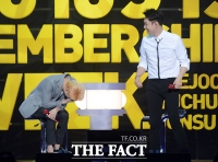 [TF사진관] 박유천 옛 광고에... 바닥으로 쓰러져 버린 김준수