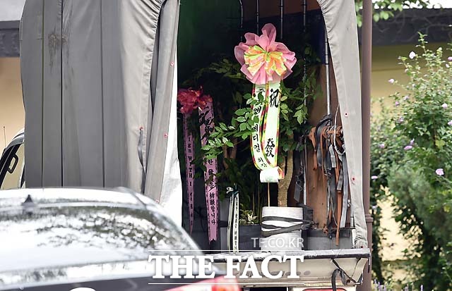 화환 행렬 김 대표는 딸의 결혼 소식을 주변에 알리지 않았고, 화환도 리본만 떼서 보관하기로 한 것으로 알려졌다. 화환을 실은 차량이 식장으로 들어가고 있다./배정한 기자