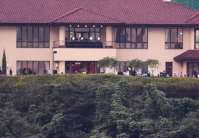 기념사진 촬영 예식을 마친 후 기념 사진을 촬영하고, 하객들과 식사를 했다./배정한 기자