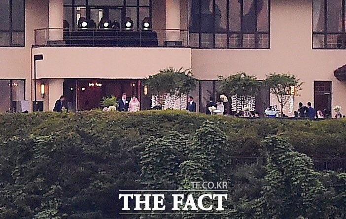 딸아, 행복해라 김무성 새누리당 대표의 둘째 딸인 현경 씨가 26일 오후 6시께 서울 광진구 광장동 쉐라톤 웨커힐 애스톤하우스에서 이준용 신라개발 회장의 아들인 이상균 씨와 백년가약을 맺었다. 김 대표가 현경 씨의 손을 잡고 예식장에 들어서고 있다./워커힐 애스톤하우스=배정한 기자