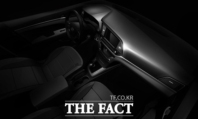 신형 아반떼의 내장 디자인은 와이드한 수평형 레이아웃에 운전자 친화적 설계(HMI)를 적용, 정돈된 현대적인 이미지와 차급 이상의 고급스러운 실내 분위기를 구현한 것이 특징이다.