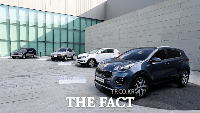 더 SUV, 스포티지 R2.0디젤 엔진 모델(2WD AT, ISG)의 연비는 ℓ당 14.4Km이다. 1세대~4세대 스포티지(왼쪽부터)