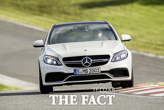 The New Mercedes-AMG C 63이 제공하는 첨단 안전 기술 및 운전 보조 시스템은 운전자 및 동승자의 안전성을 확보했다.