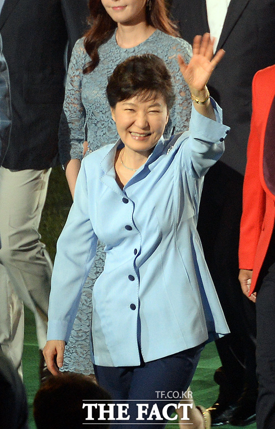 중국 열병식 참석 청와대는 26일 박근혜 대통령이 다음 달 3일 중국 인민해방군의 전승절 기념식 및 열병식에 참석하기로 했다고 밝혔다. 전날에는 시진핑 국가 주석과 정상회담을 할 예정이다. /임영무 기자