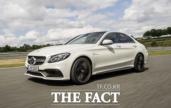 The New Mercedes-AMG C 63과 The New Mercedes-AMG C 63 S Edition 1에 탑재된 AMG 4.0 리터 V8 바이 터보 엔진은 최상의 드라이빙 포퍼먼스를 제공한다.