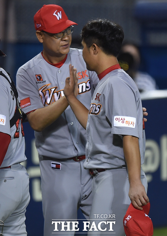 SK가 LG를 상대로 6-3 역전승을 거둔 가운데 경기 종료 후 김용희 감독이 역전 결승타를 터뜨린 최정과 하이파이브를 나누고 있다.