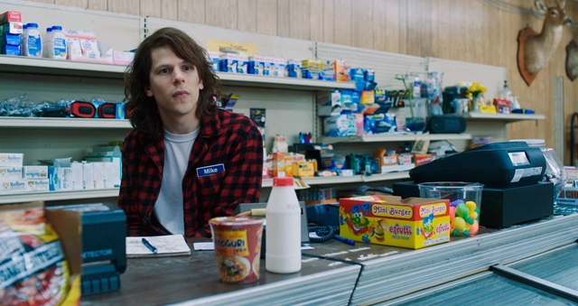 헐리우드 영화 아메리칸 울트라에 한국 라면 너구리가 소품으로 등장해 개봉 전부터 관심을 모으고 있다고 농심 측이 27일 밝혔다. /농심 제공