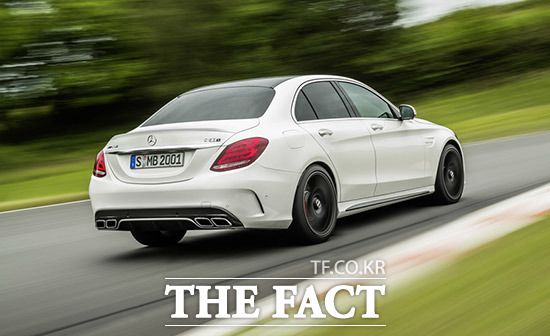 The New Mercedes-AMG C 63 S Edition 1에는 The New Mercedes-AMG C 63의 모드에 추가적으로 가장 스포티한 레벨의 드라이빙을 즐길 수 있는 Race 모드를 포함시켰다.
