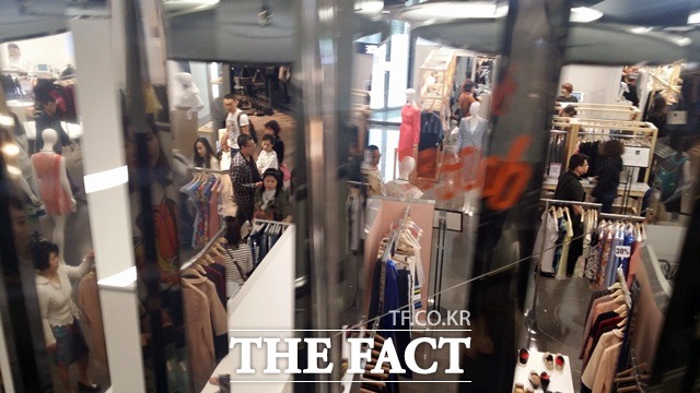 기존의 것을 벗어난 새로운 콘텐츠 구축을 위해 패션업계에도 디자이너들과 함께하는 공존 열풍이 거세다. 많은 의류 기업들이 유명 디자이너와 협업해 자본력을 바탕으로 새로운 상품 마련에 열을 올리고 있다. 그러나 이는 일부에 국한될 뿐 여전히 열악한 환경에 있는 신진 디자이너들도 있어 한계가 있다./김아름 기자