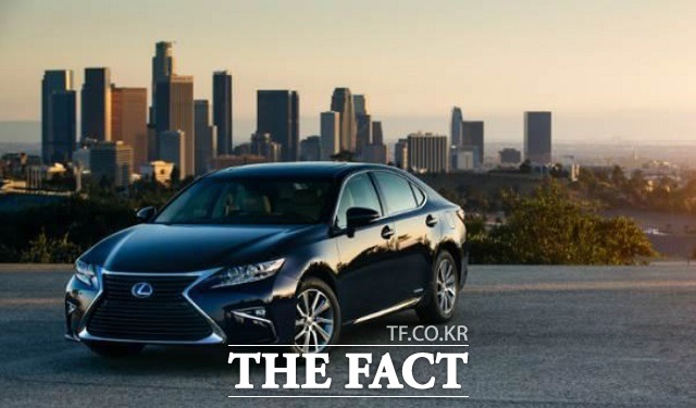 렉서스가 정부의 자동차 개별 소비세 한시적 인하방침에 따라 27일부터 판매되는 모든 렉서스 모델 판매가격에 이를 반영한다고 28일 밝혔다. / 렉서스 제공
