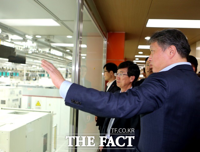 최태원 회장(오른쪽)과 박성욱 SK하이닉스 사장(왼쪽 두번째) 등 SK 최고경영진은 27일 SK하이닉스 중국 우시공장을 방문해 반도체 생산라인을 둘러보고 현황에 대해 논의했다.