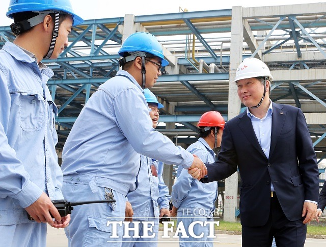 최태원 회장(오른쪽)은 29일 한중 수교 이후 양국간 최대 석유화학 합작 프로젝트로 만들어진 중국 후베이성 우한 NCC 공장을 방문, 임직원들을 격려했다.