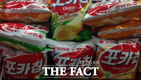 오리온 포카칩이 국내 스낵시장 최초로 매출 1400억 원을 달성했다. /더팩트DB